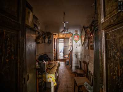 In fondo al locale notiamo poi una porticina che ci conduce in una stanza dove sono presenti un tavolo, delle sedie e un piccolo frigo. �Fino a qualche anno non staccavo mai e lavoravo sino a tarda sera � sottolinea l�artigiano � ed era proprio in questo �sgabuzzino� che mi fermavo a fare pausa pranzo con i miei compagni�